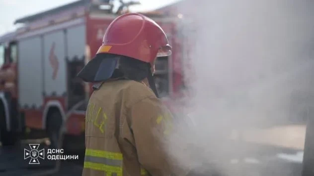 РФ вдарила по терміналу Нової пошти на Одещині: спалахнула пожежа