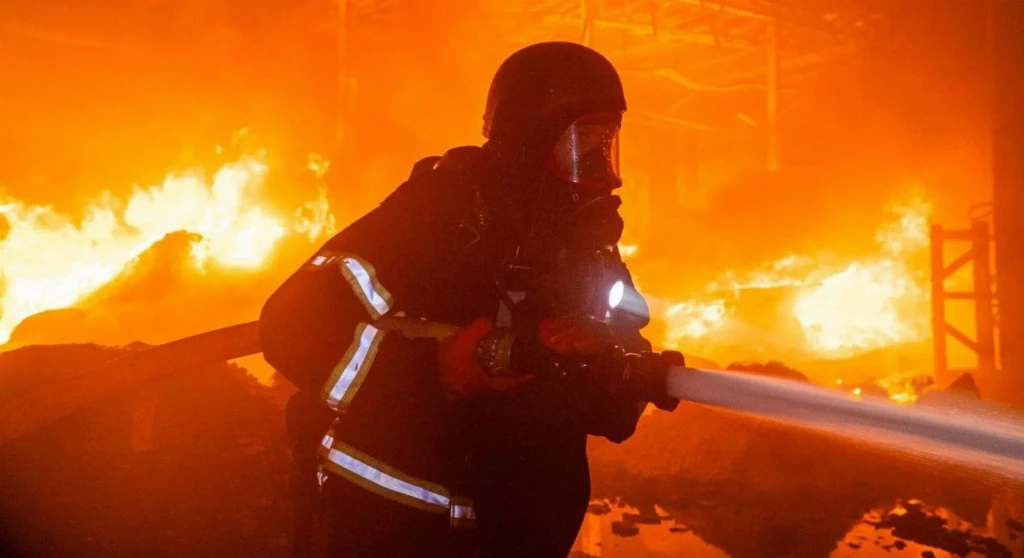 Десять ударів за день: у Хмельницькому згорів логістичний центр Епіцентру